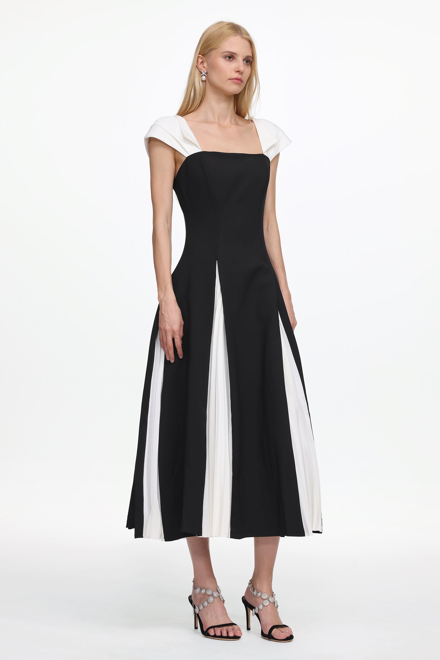 Saly Classic Tailored Short Sleeve Contrast Pleated Woven Maxi Dress	